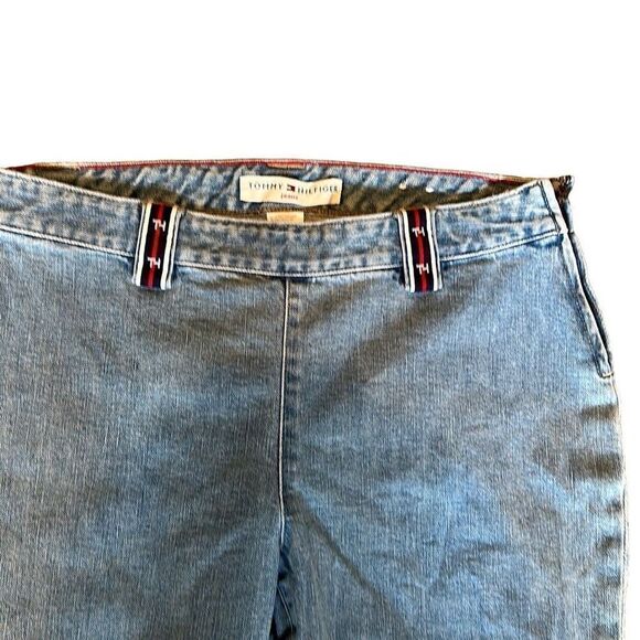 Tommy Hilfiger Women's Blue and Navy Jeans Size 8 Capri Side Zip Light Wash - Picture 2 of 5